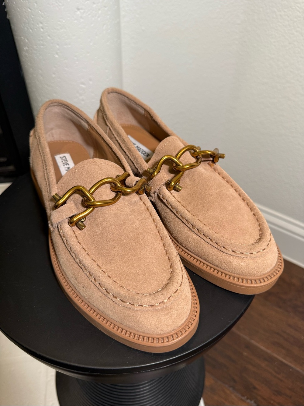 Steve Madden Suede Loafers with Gold Chain in Light Tan Size 8.5